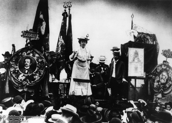 Rosa Luxemburg bei einer Ansprache (1907)
